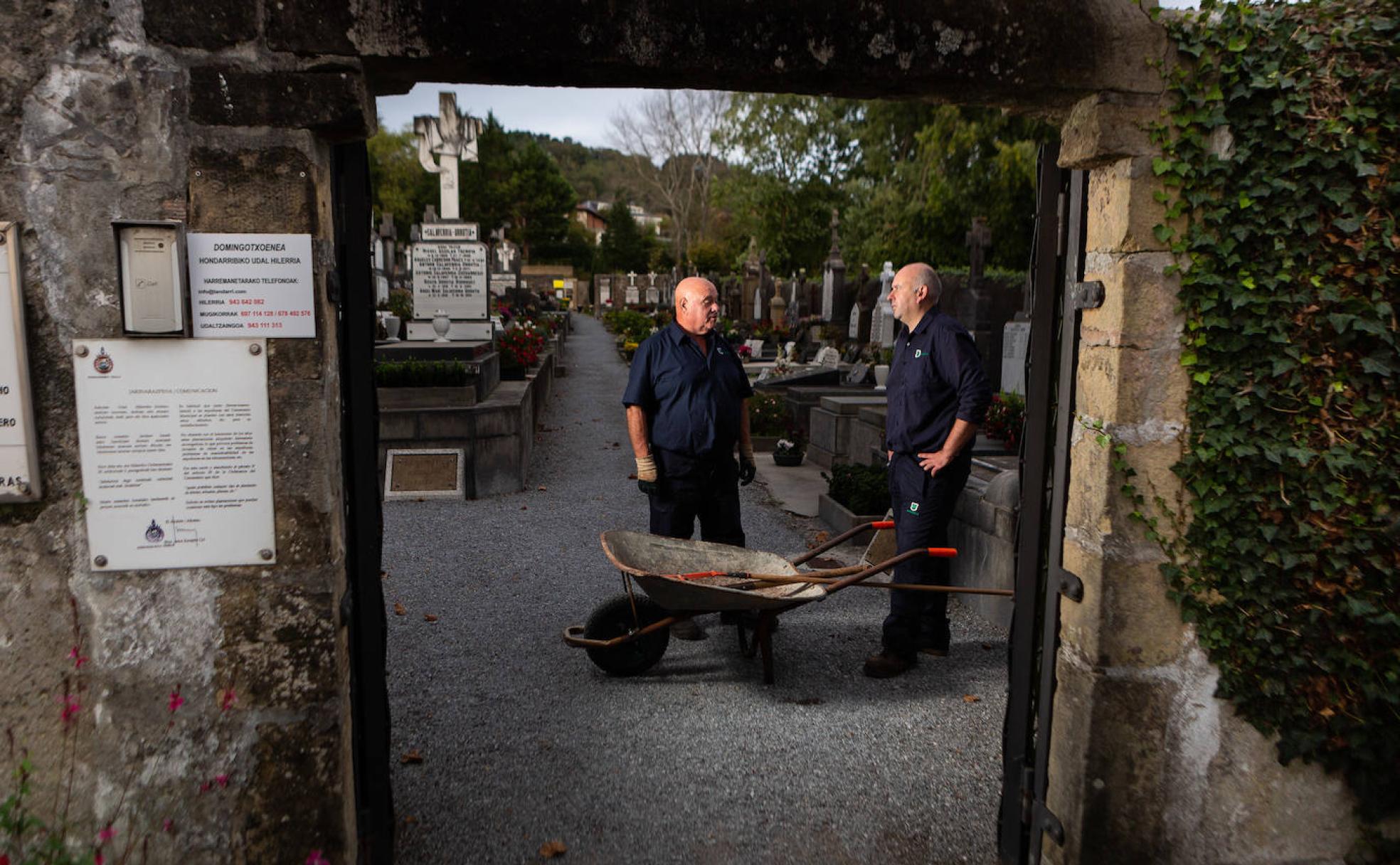 Los hernaniarras Antxon Ayestaran y Arkaitz Pérez dialogan a la entrada del cementerio de Hondarribia antes de iniciar la jornada.