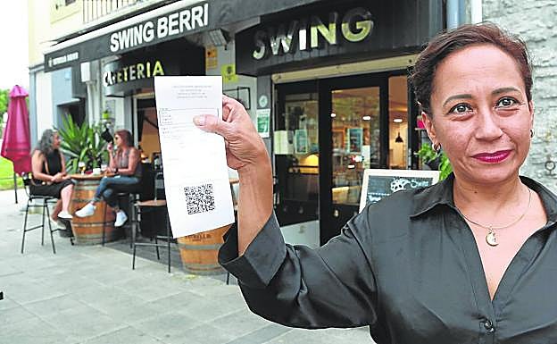 Leia Gomes, con el ticket tras servir a unas clientas en la terraza del Swing Berri, en la irundarra calle Santiago.