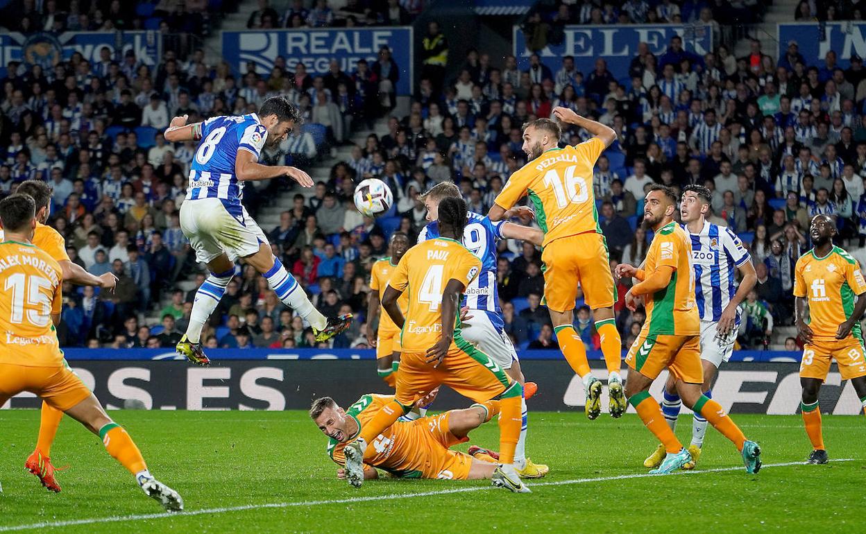 Merino remata hacia abajo a la salida de un córner.