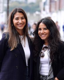 Imagen secundaria 2 - De Asturias. Eva Estrada fotografía a su novio, Felipe García, y 'Sella' junto al Aquarium de San Sebastián. En bicicleta. Los Pujol i Ribó, deBarcelona, de ruta por Gipuzkoa. Excursión. La venezolana Lara Pérez enseña Donostiaa su amiga y compatriota Andrea Arzola.
