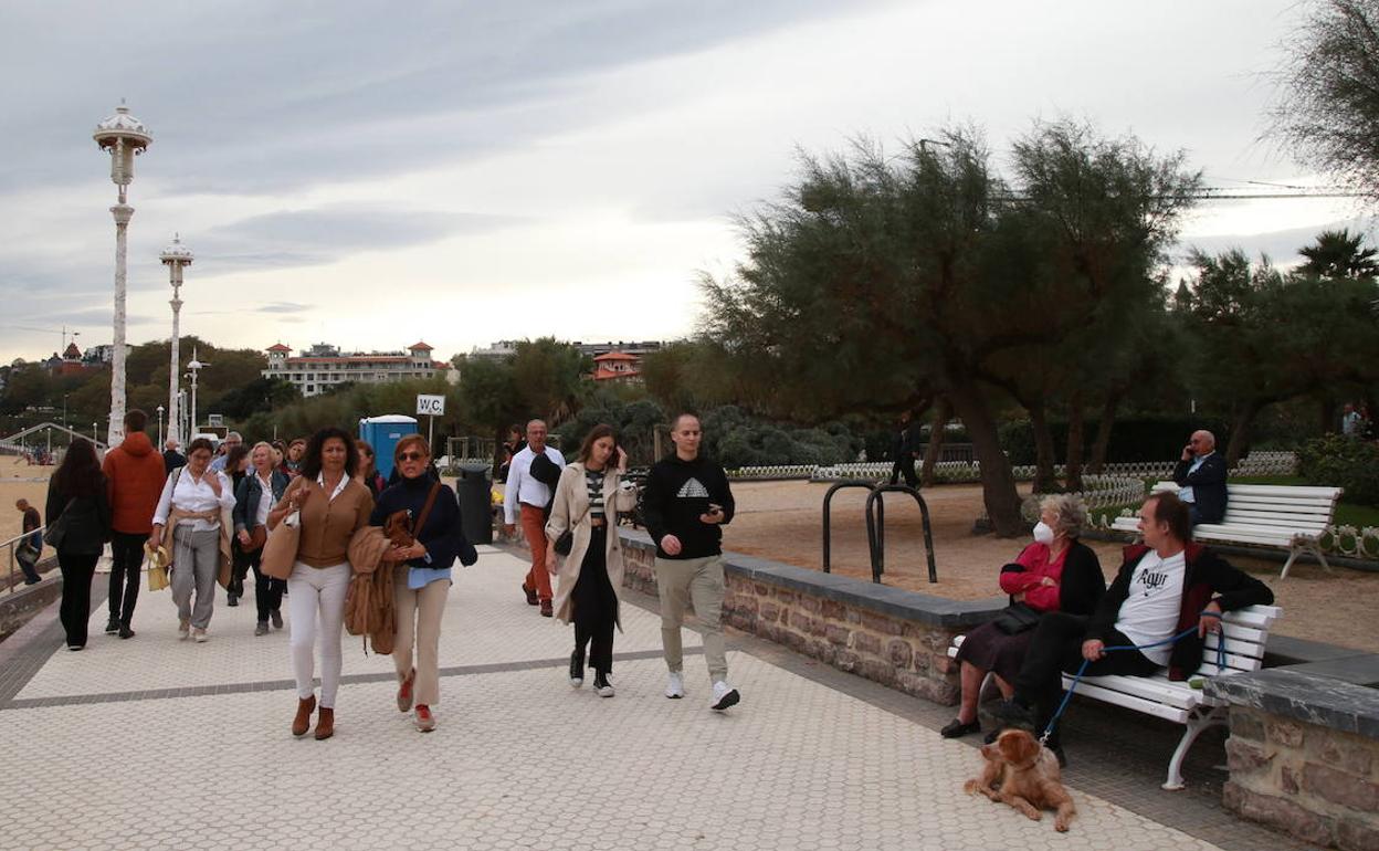 Los positivos han descendido ligeramente en Euskadi durante la última semana. 