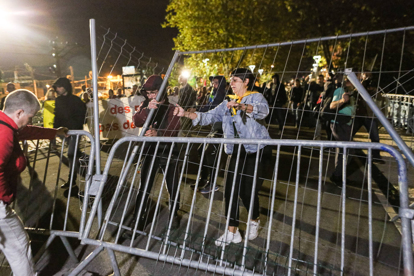 Fotos: Cientos de manifestantes retiran las vallas que impiden el paso entre Irun y Hendaia