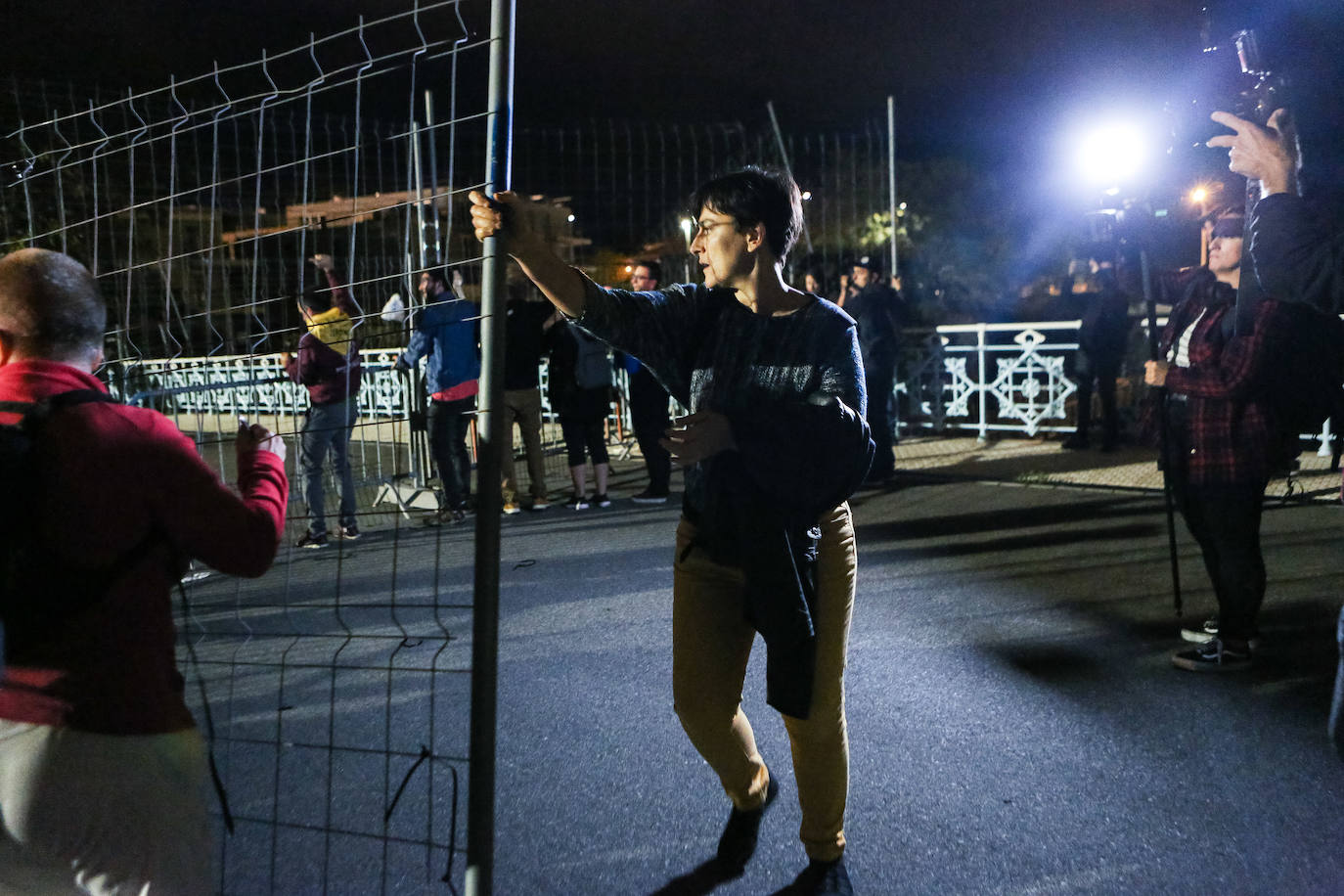 Fotos: Cientos de manifestantes retiran las vallas que impiden el paso entre Irun y Hendaia