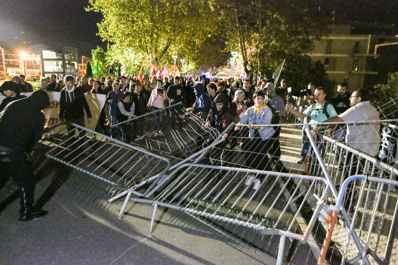 Fotos: Cientos de manifestantes retiran las vallas que impiden el paso entre Irun y Hendaia