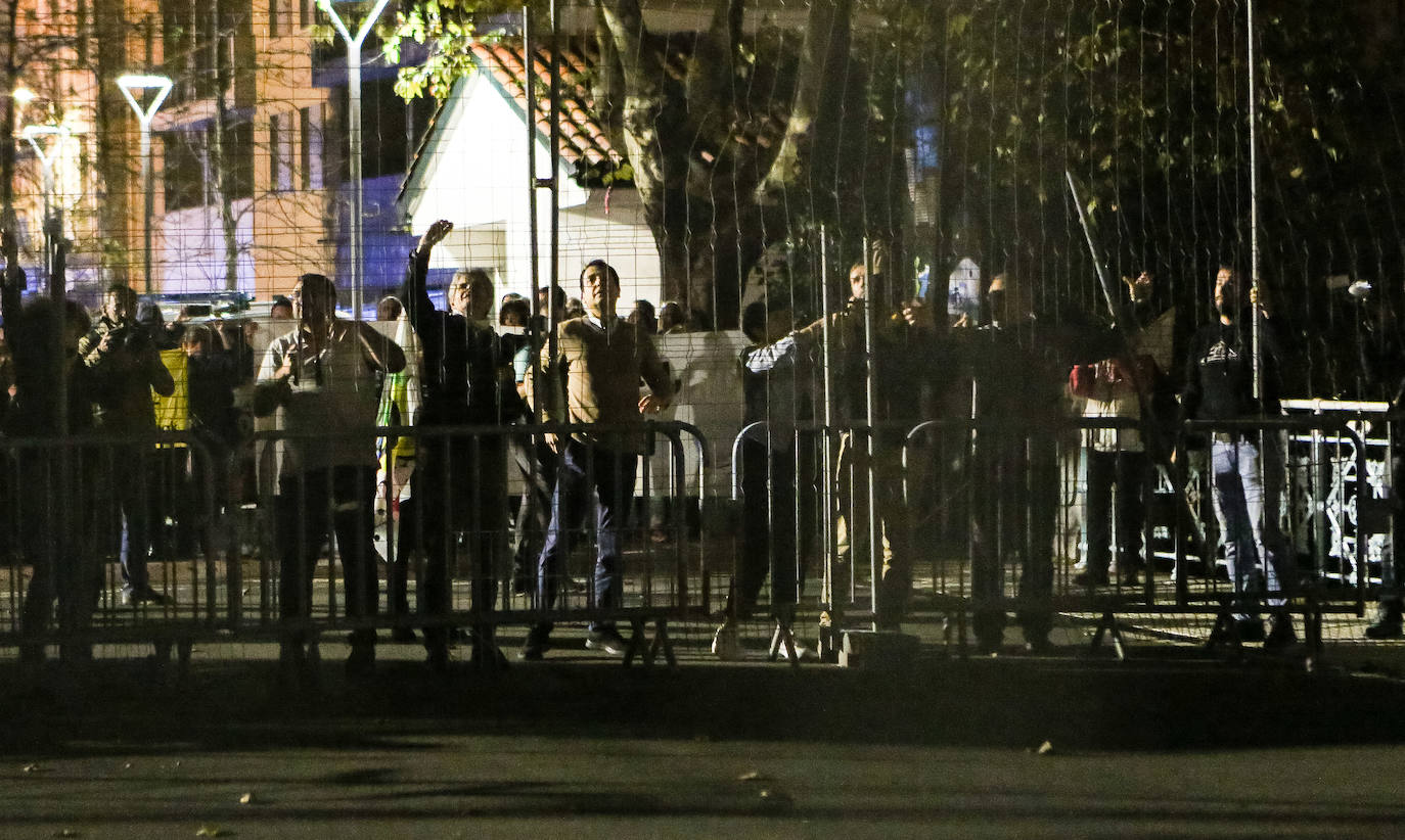 Fotos: Cientos de manifestantes retiran las vallas que impiden el paso entre Irun y Hendaia