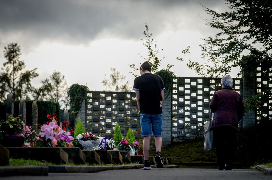 Fotos: Los cementerios se engalanan por Todos los Santos
