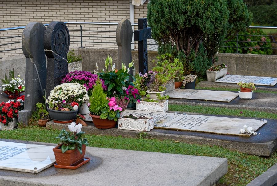 Fotos: Los cementerios se engalanan por Todos los Santos