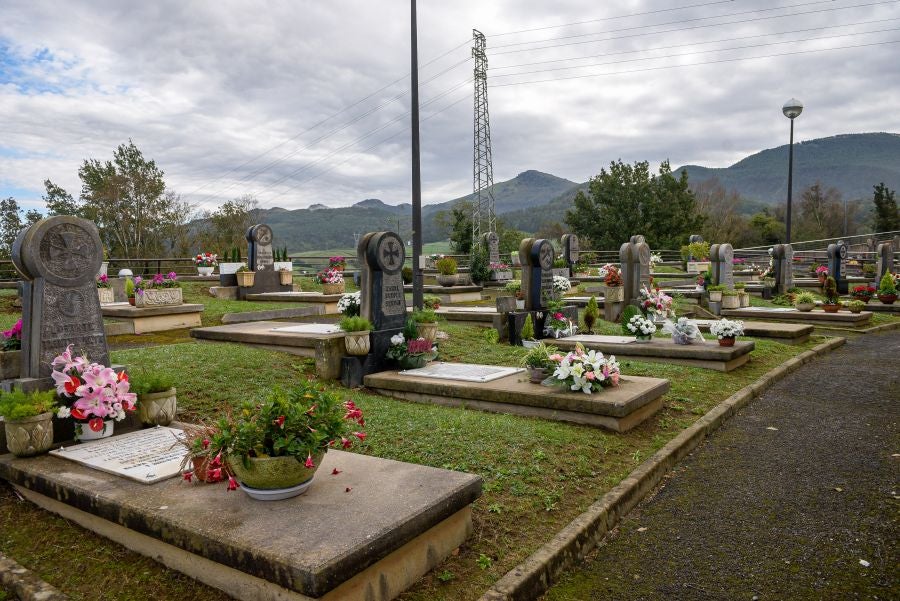 Fotos: Los cementerios se engalanan por Todos los Santos