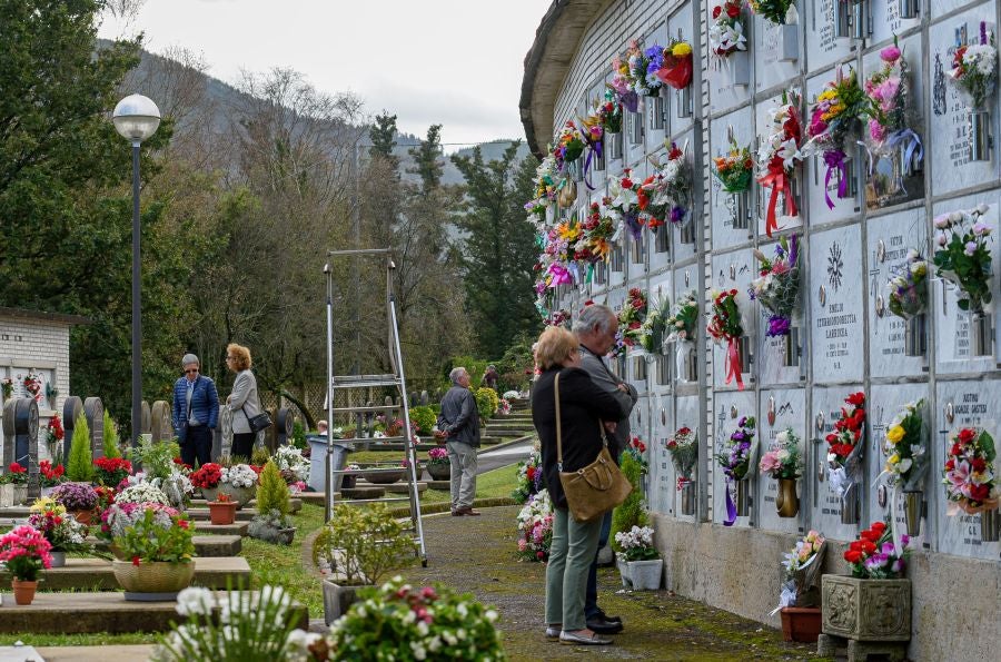Fotos: Los cementerios se engalanan por Todos los Santos