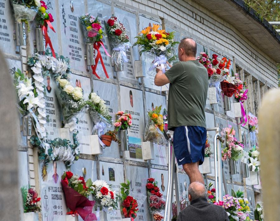 Fotos: Los cementerios se engalanan por Todos los Santos