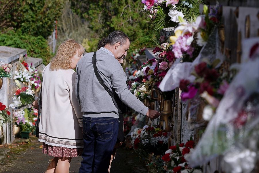 Fotos: Los cementerios se engalanan por Todos los Santos