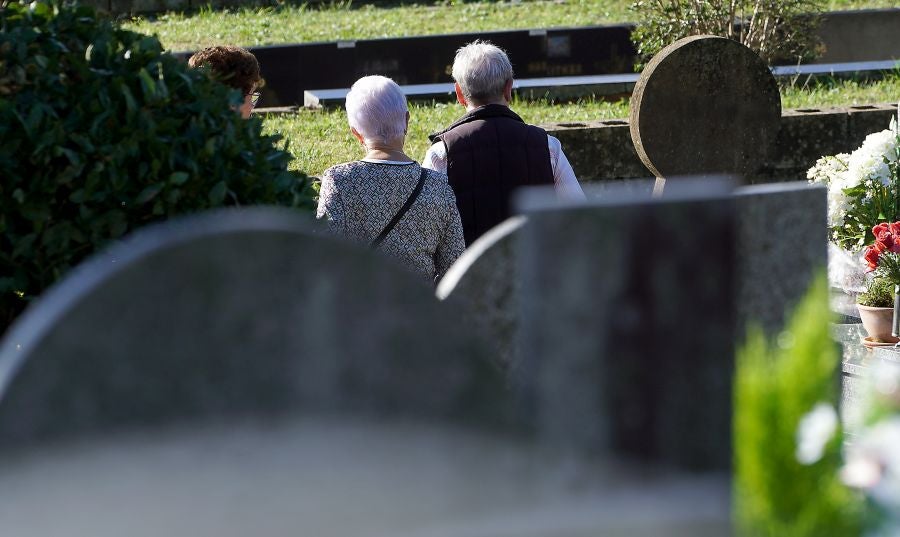 Fotos: Los cementerios se engalanan por Todos los Santos