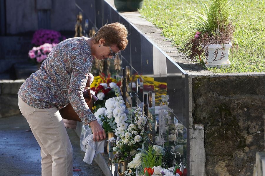 Fotos: Los cementerios se engalanan por Todos los Santos