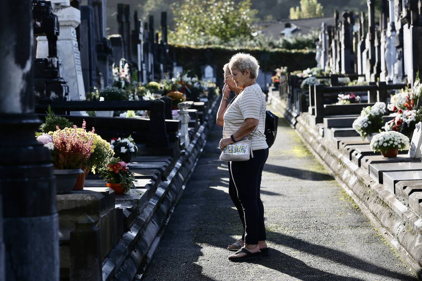 Fotos: Los cementerios se engalanan por Todos los Santos