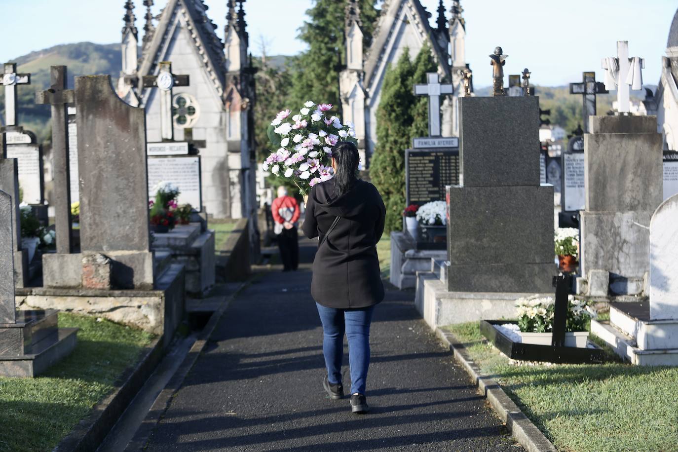 Fotos: Los cementerios se engalanan por Todos los Santos