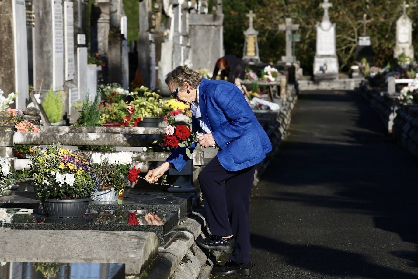 Fotos: Los cementerios se engalanan por Todos los Santos