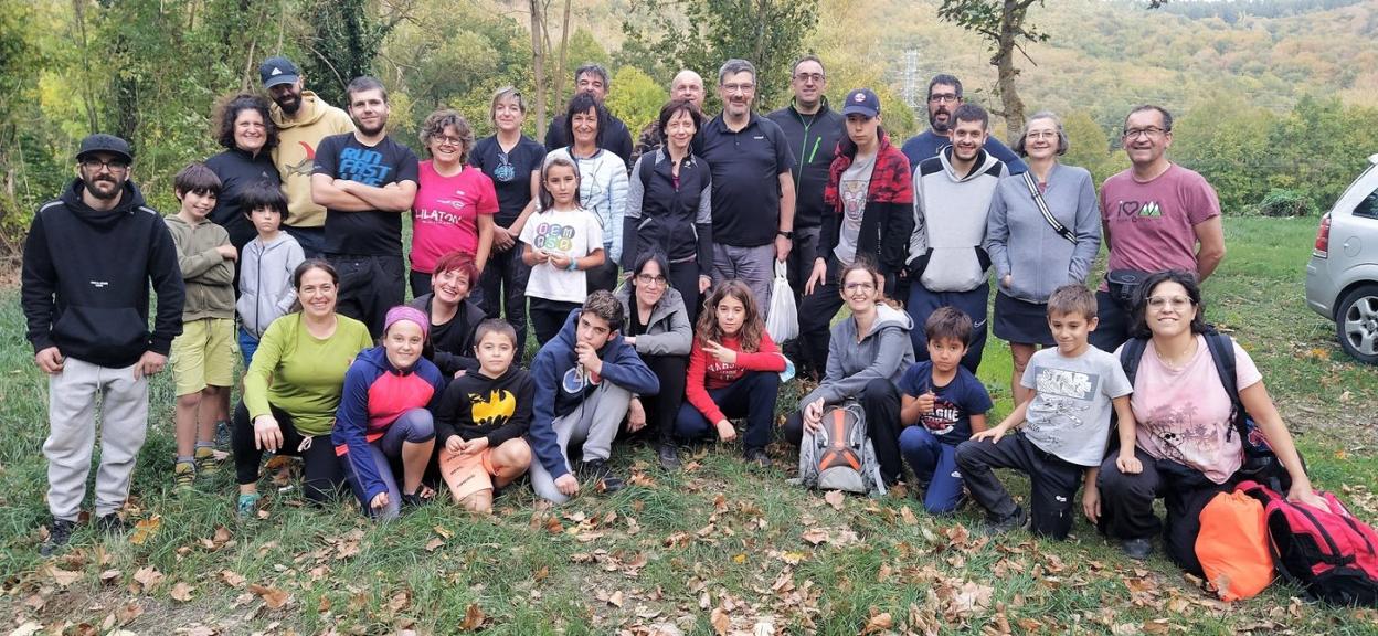 La casi totalidad de los participantes en la excursión mineralógica que ha visitado la Mina Emilia en Sorlada y Asfaltos de Maestu. 