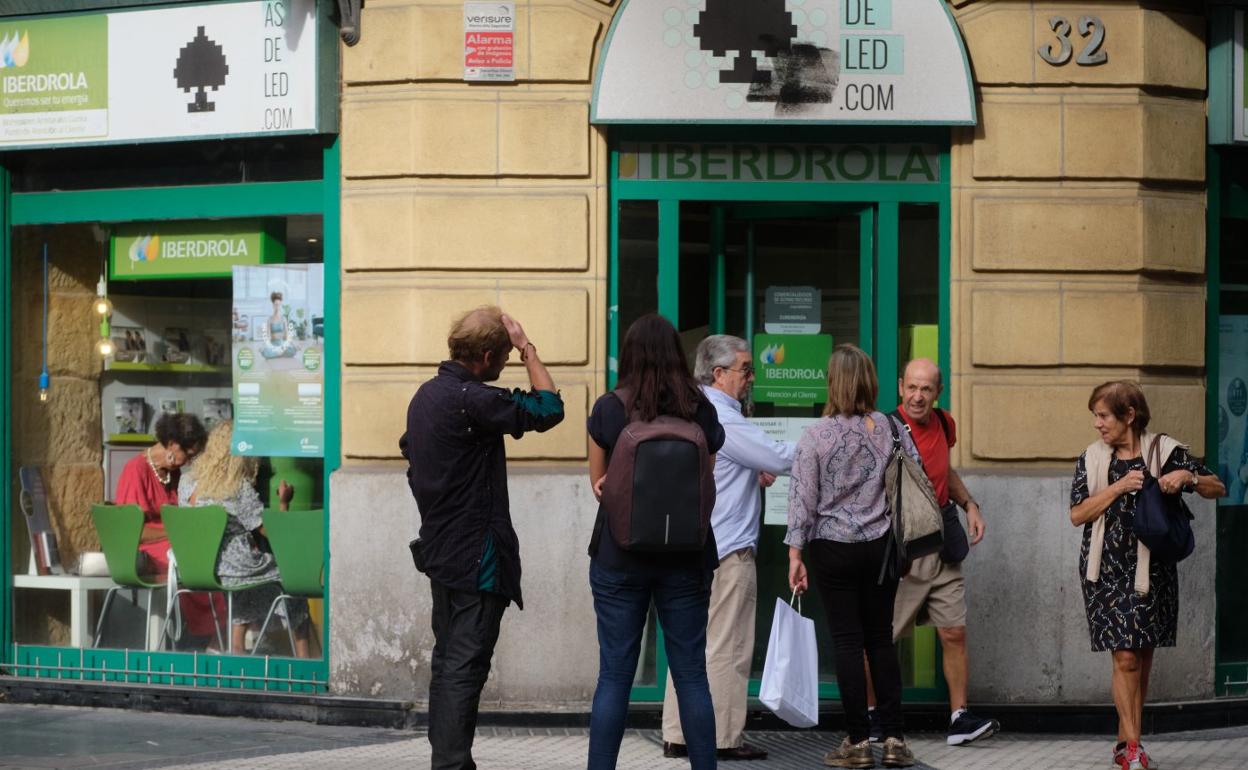 Colas ante una oficina de Iberdrola para pasarse a la tarifa TUR. 