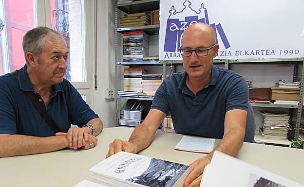 El concejal de cultura, Mendieta, y el autor en la sede de Arrasate Zientzia Elkartea, que ha cedido varias de las fotografías del libro . 