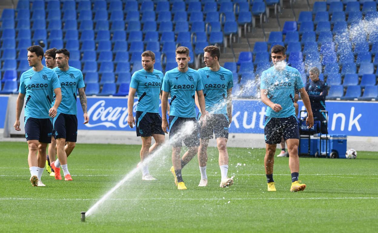 Los jugadores se disponen a iniciar el entrenamiento en Zubieta. 