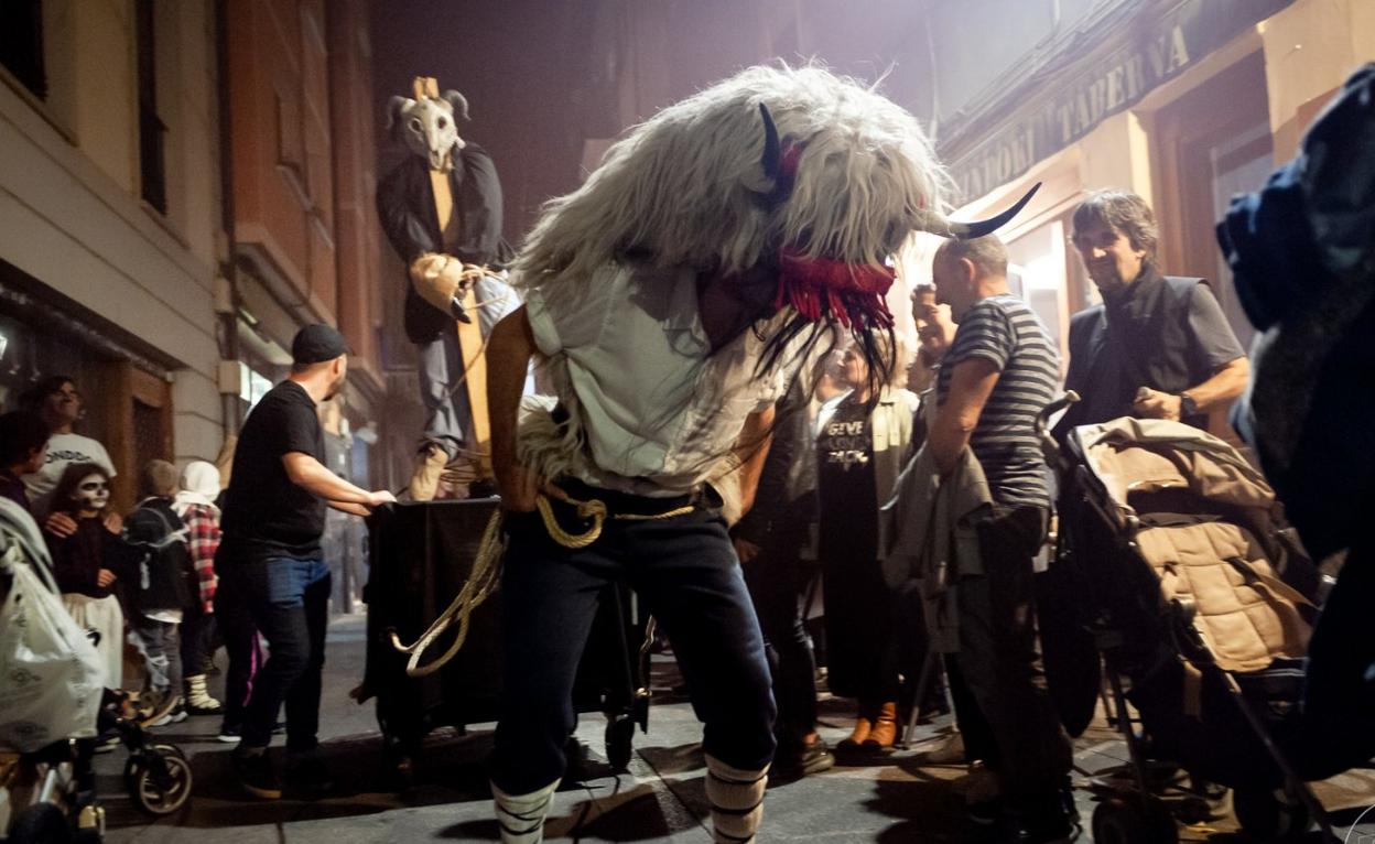 Personajes terroríficos recorrieron calles y plazas en la celebración de la Gau Beltza del viernes. 