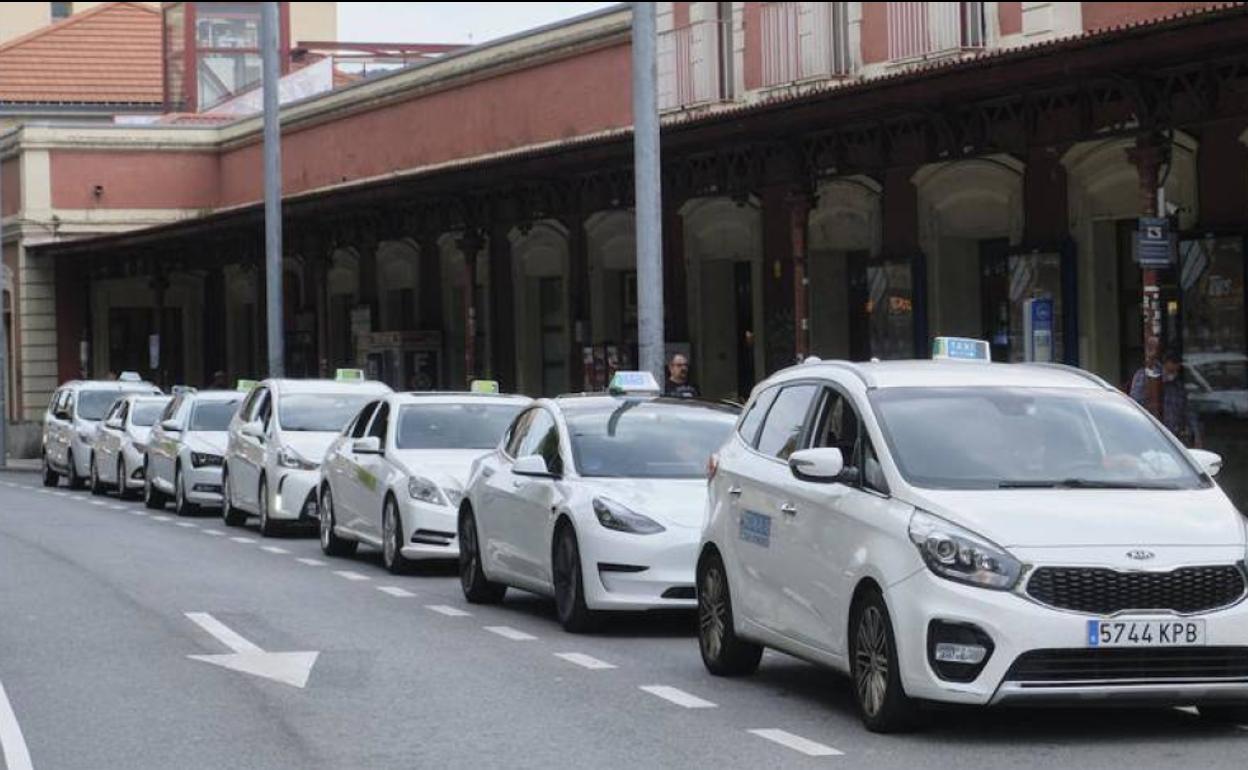 Taxis en la estación de Renfe en Donostia.