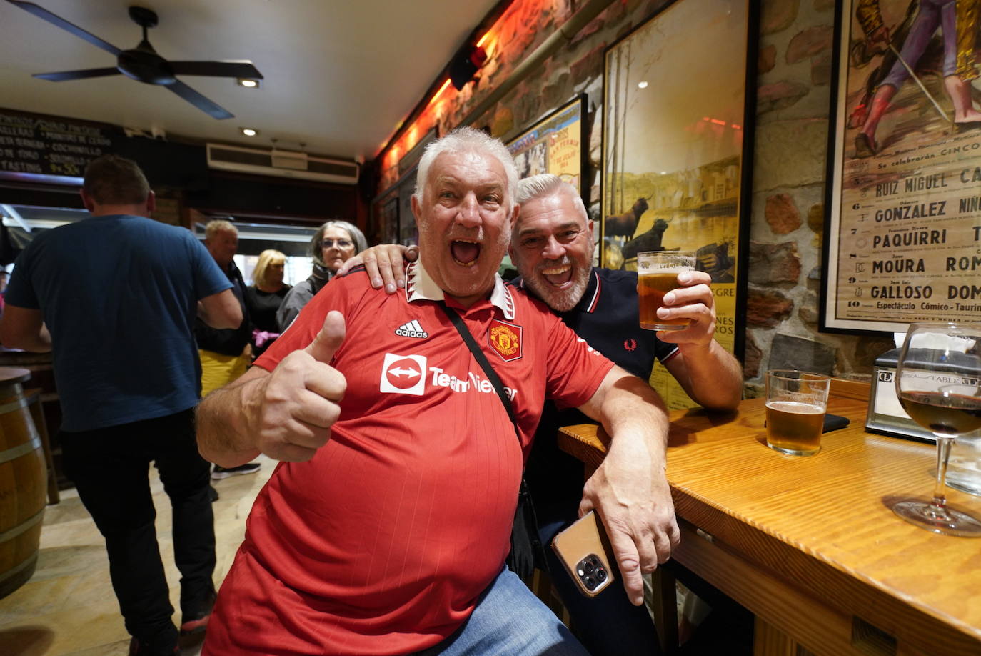 Fotos: Los seguidores del Manchester United se lo pasan en grande en Donostia