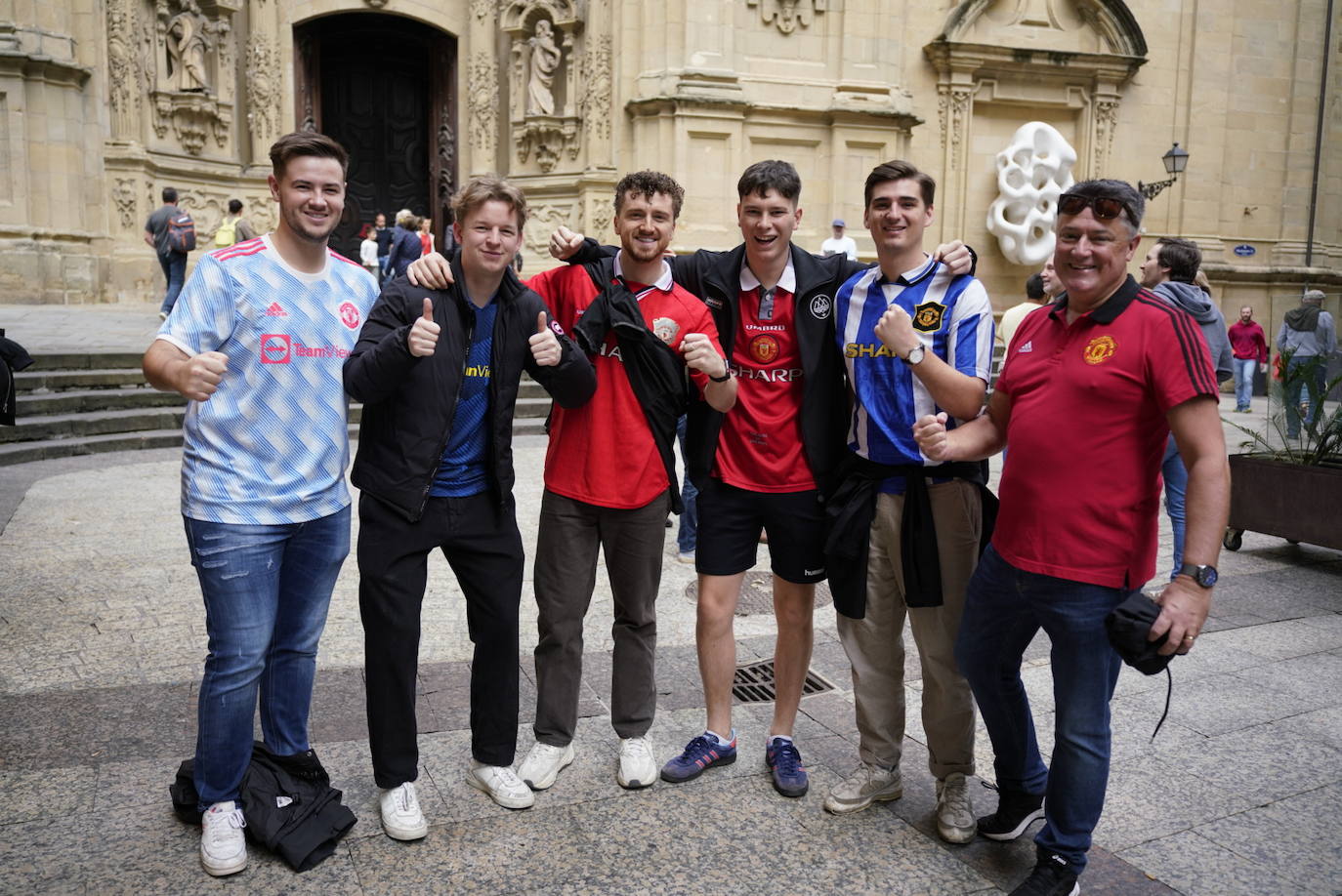 Fotos: Los seguidores del Manchester United se lo pasan en grande en Donostia