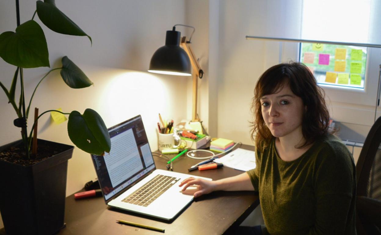 Onintza Etxebeste Liras 'Baserri Hedatua' liburuaren idazlea.