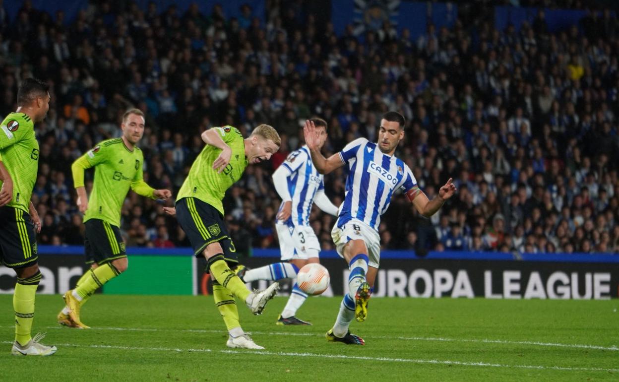 Merino intercepta un centro de Van de Beek tras su enésima carrera a la presión. 
