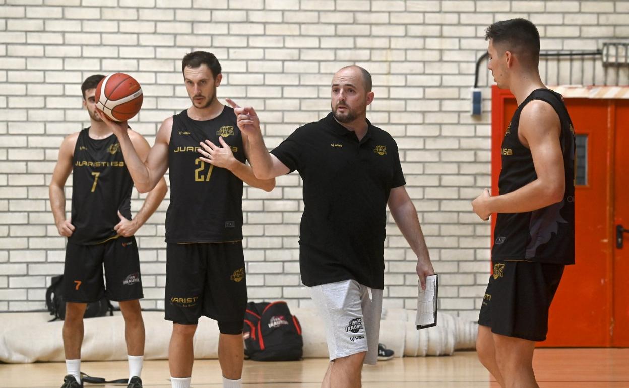 Odriozola da instrucciones durante un entrenamiento del Juaristi. 