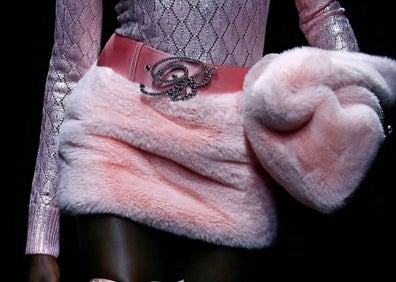 Imagen secundaria 1 - Bolso rosa de Blumarine y bolso gris-verdoso.