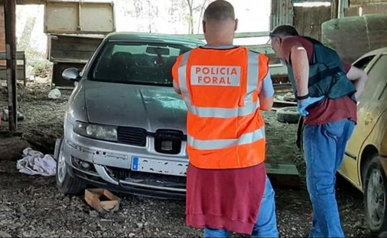 Momento de la inspección ocular del vehículo en un cobertizo de Ejea de los Caballeros, donde el autor del atropello lo estaba desmontando