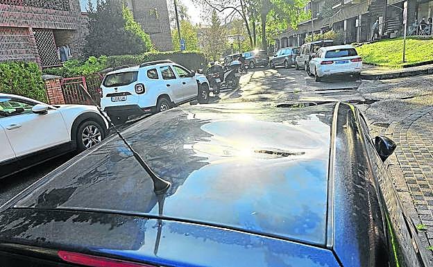 Uno de los coches abollados en Aiete.