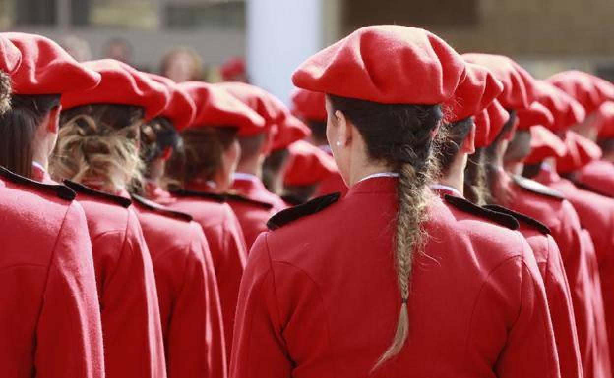 Nuevas agentes de la Ertzaintza en la academia alavesa de Arkaute. 