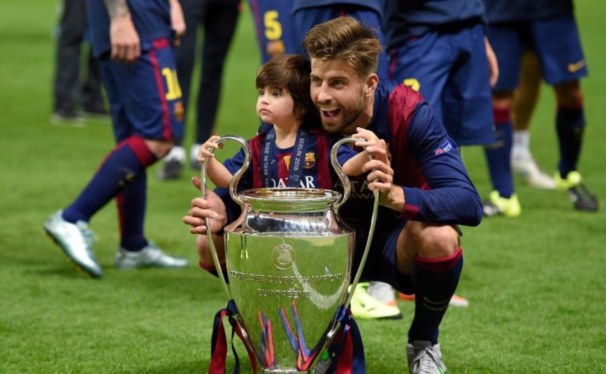 Gerard Piqué, con hijo Milan, con su última Copa de Europa ganada en 2015. 