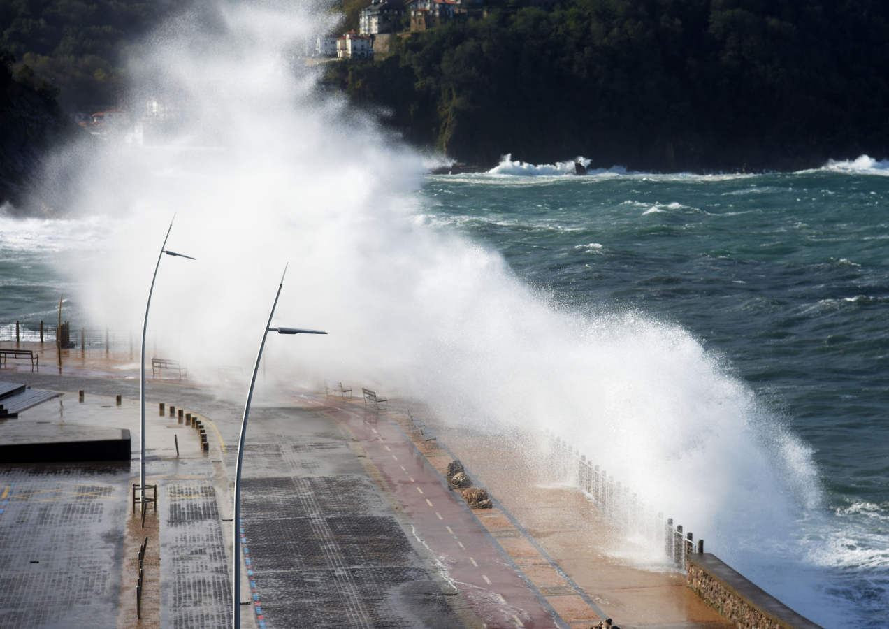 Fotos: El espectáculo de las olas en el Paseo Nuevo