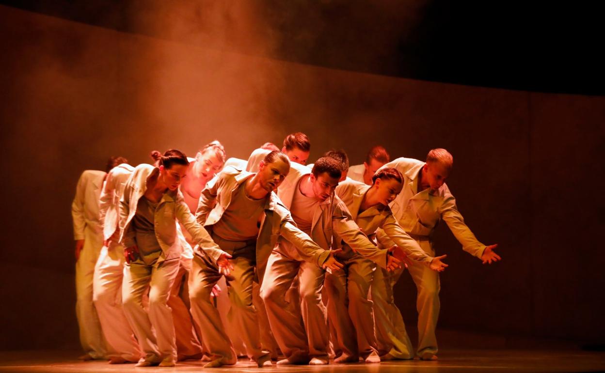 Los doce bailarines de Scapino Ballet. en un momento de la escenificación de 'Casablanca'. 