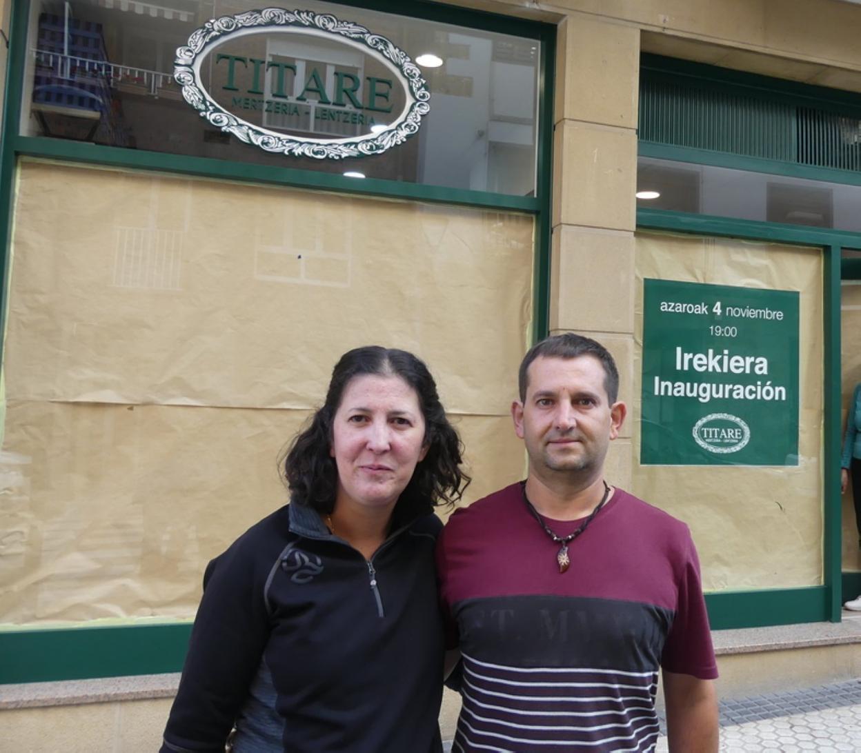 Arantxa Comontes con su marido ante su nueva tienda Titare. 