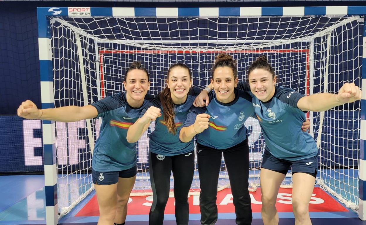 Arrojeria, Arcos, Aalla y Etxeberria, del Bera Bera, posan sonrientes horas antes de arrancar el Europeo 2022 frente a Montenegro. 