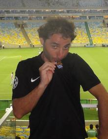 Imagen secundaria 2 - Arriba, en San Mamés en el derbi de 2013. Foto del medio, con sus amigos, todos realistas. Abajo, en el Brasileirao.