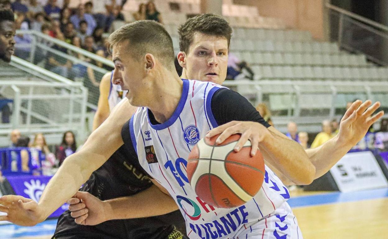 Parrado ataca a Buckingham en el poste bajo.