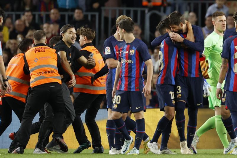 Un espectador salta al terreno de juego cuando Piqué estaba siendo sustituido.