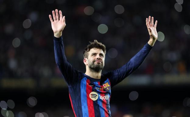 Gerard Piqué saluda al público del Camp Nou en pleno homenaje de la afición azulgrana.