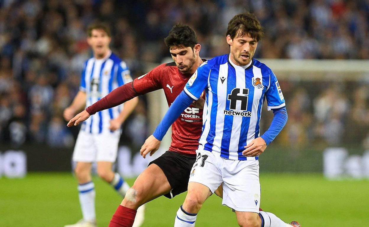 David Silva protege la pelota frente a Gonçalo Guedes en la visita del Valencia a Anoeta el curso pasado. 