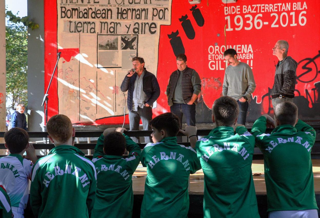 El Día de la Pelota acogió la presentación de los pelotaris del CD Hernani, hubo partido en el frontón, bertsolaris, juegos y comida popular. 