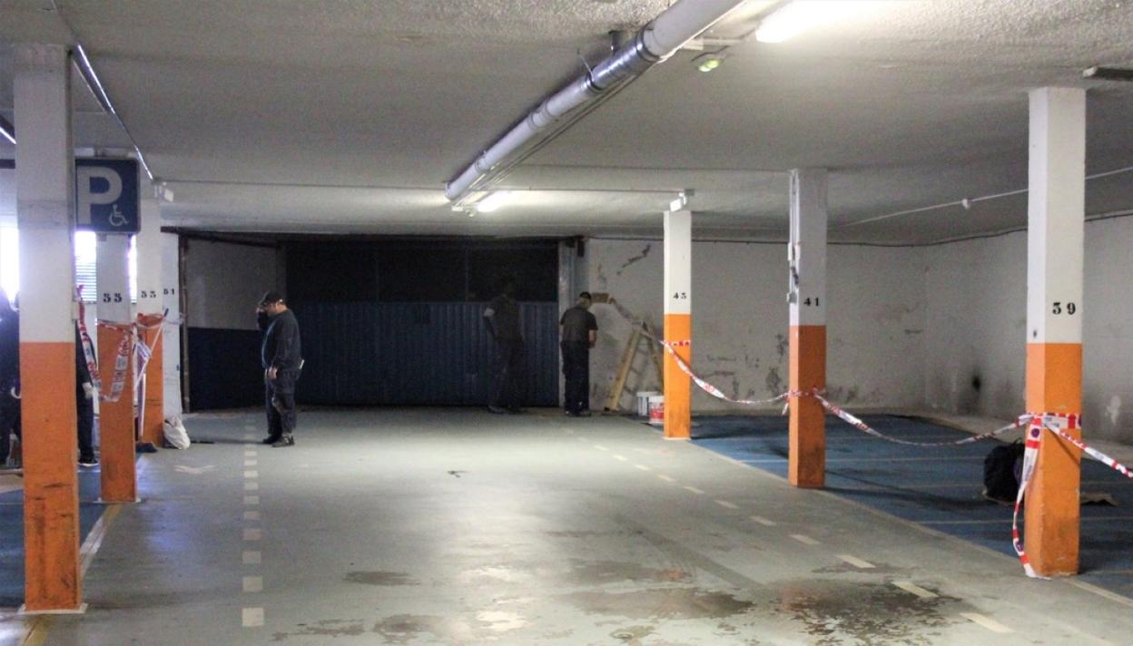 Euskal Herria plazako aparkalekua margotzeko prestatzen. 