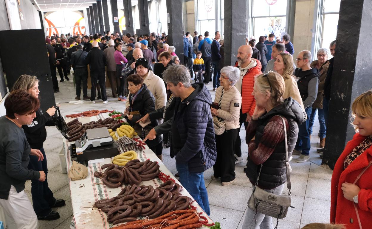 El puesto de venta de buzkantzas, morcillas y otros productos de Jesus Mari Deba. 
