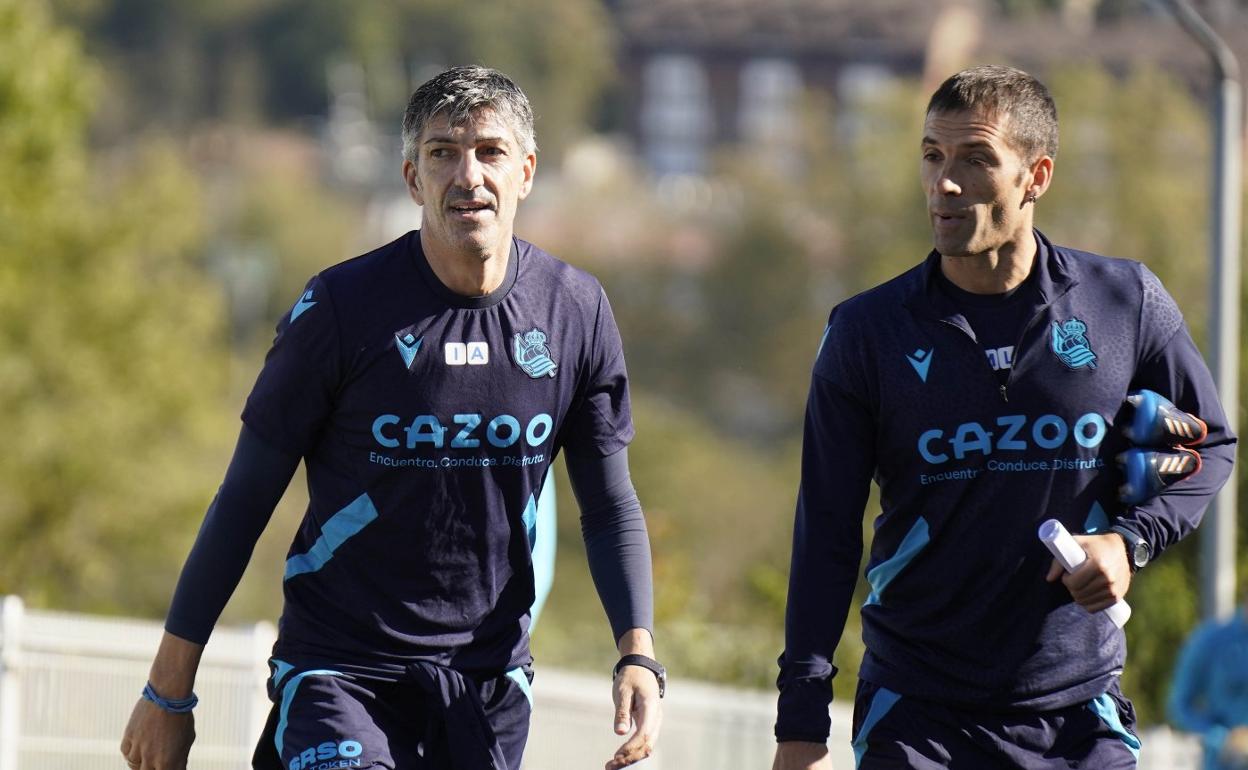 Imanol Alguacil aparece junto a Mikel Labaka en las instalaciones de Zubieta. 