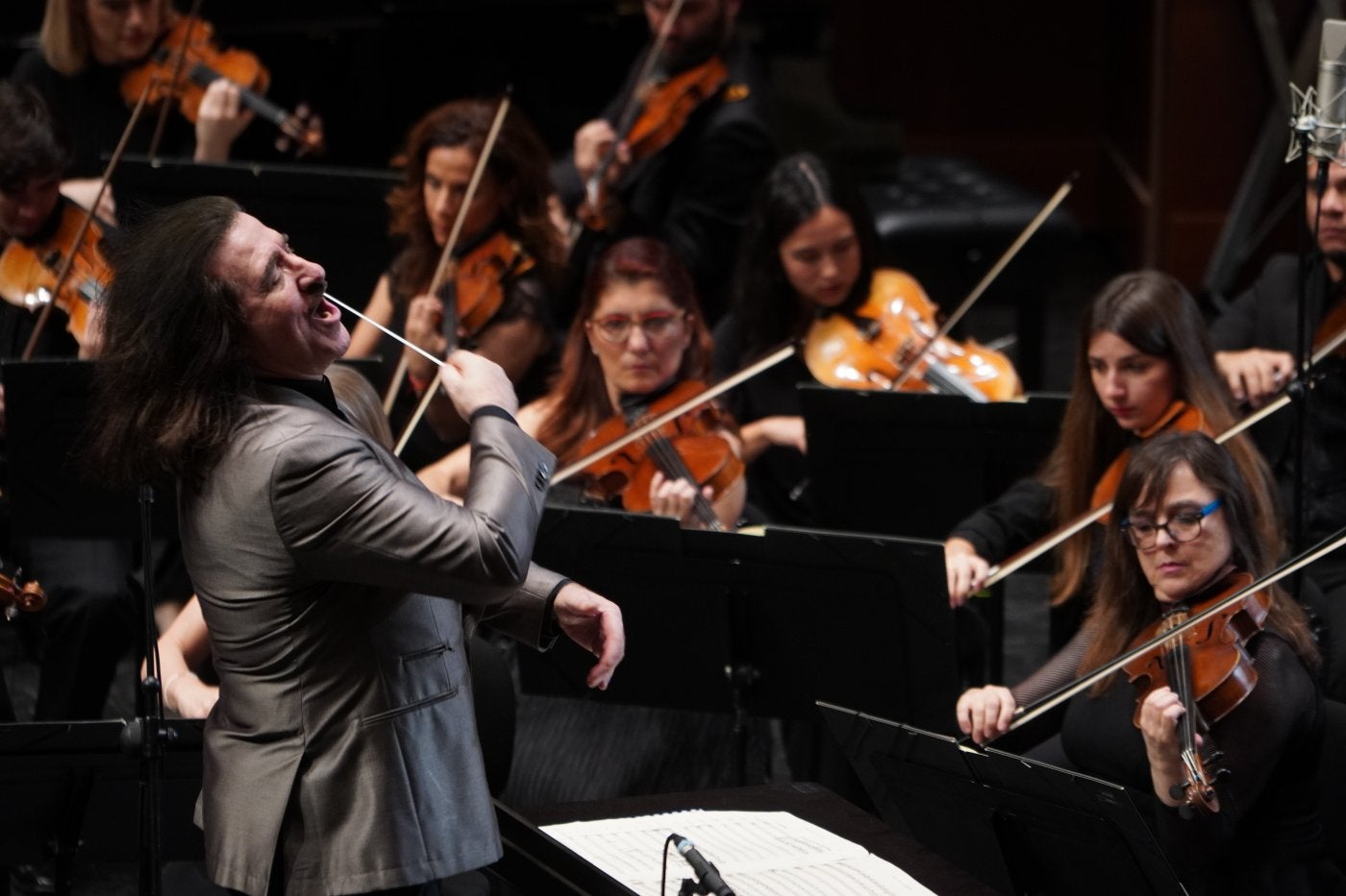Luis Cobos en un momento del concierto en el Kursaal. 
